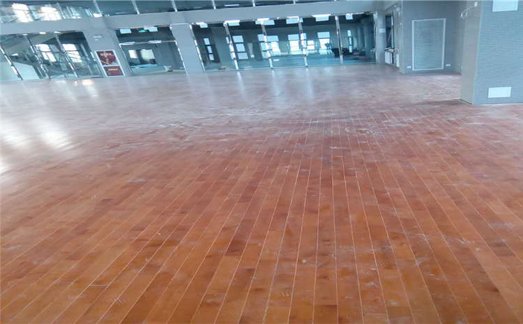 怎么才能讓籃球館運(yùn)動(dòng)木地板變亮？