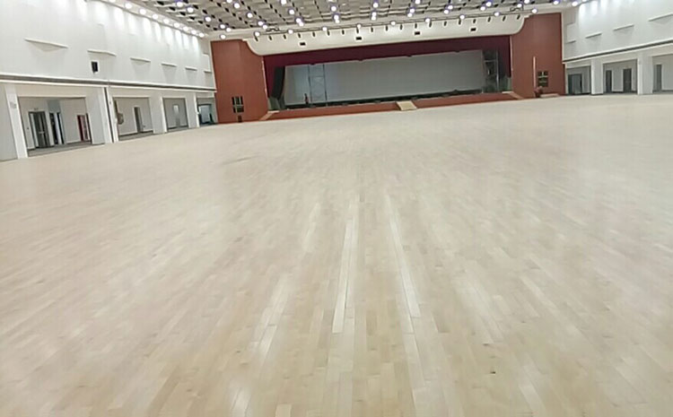 羽毛球館運(yùn)動(dòng)木地板的好壞可以從外觀判斷嗎？