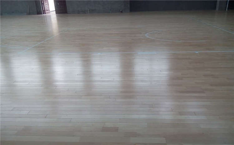 22厚木地板籃球館多少錢一平米？