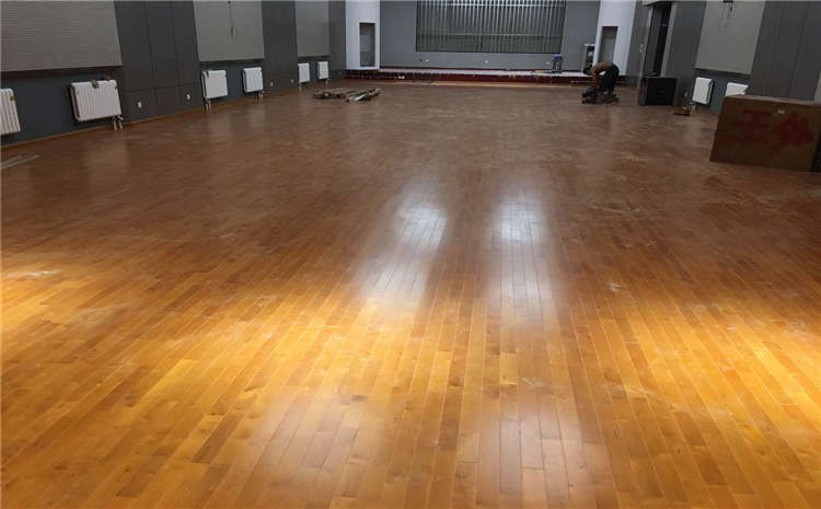 楓樺木風(fēng)雨操場運動地板怎么翻新