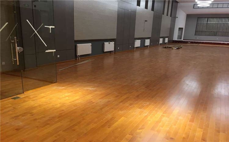 哪種籃球木地板更適合羽毛球館
