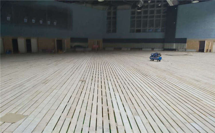 拼接板籃球場(chǎng)實(shí)木地板安裝工藝