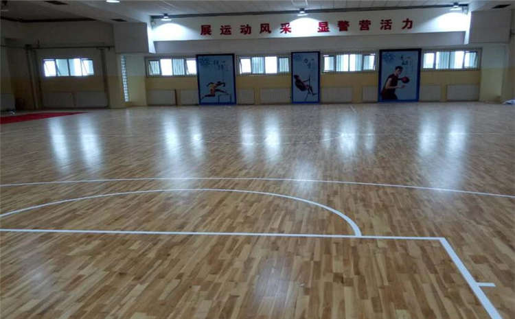 五角楓籃球場(chǎng)木地板怎么翻新？