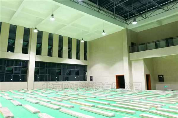 四川瀘州市敘永縣城西實(shí)驗(yàn)學(xué)校運(yùn)動木地板鋪設(shè)工程案例-1