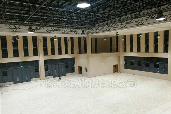 四川瀘州市敘永縣城西實(shí)驗(yàn)學(xué)校運(yùn)動木地板鋪設(shè)工程案例-2