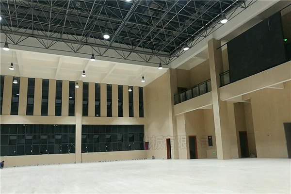 四川瀘州市敘永縣城西實(shí)驗(yàn)學(xué)校運(yùn)動木地板鋪設(shè)工程案例-3